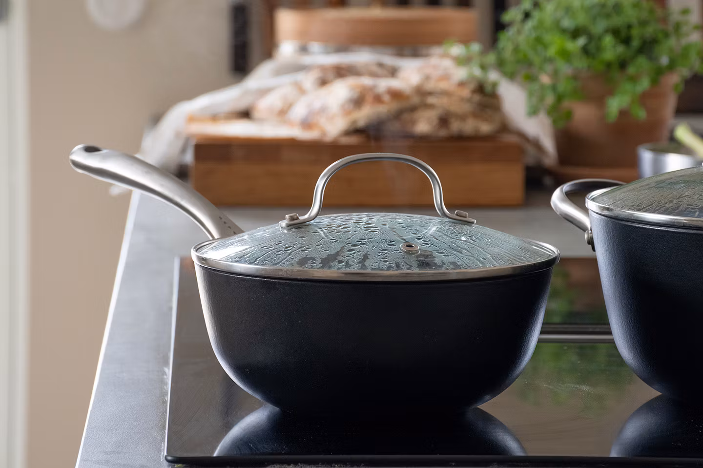 Satake Kastrull Sautés i lättviktsgjutjärn med glaslock 20 cm