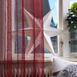 Anne ett gardinset i en vit modern spets med öljetter från Noble house.