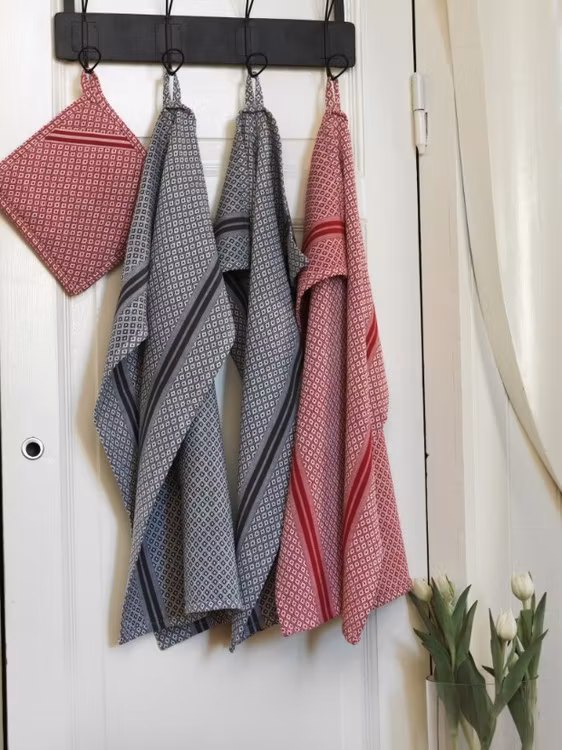 Viken en röd och vit kökshandduk i bomull från Noble house, mått 50 x 70 cm.