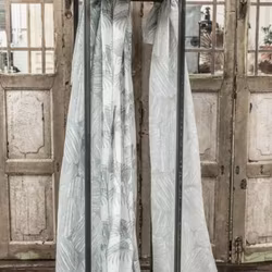 Storm ett gardinset i off-white med ett linnefärgat mönster och multiband från Boel & Jan, 2 x 140 x 240 cm.