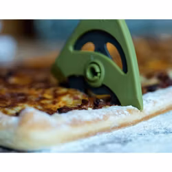 Sliceit en svart pizzaskärare/pizzahjul från Hackit, längd 23 cm.
