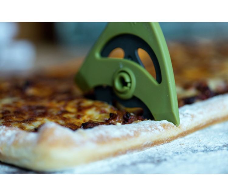 Sliceit en lila pizzaskärare/pizzahjul från Hackit, längd 23 cm.