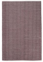 Temmy en bomullmatta i vinrött och vitt med ett skönt mönster från Svanefors i mått 160 x 230 cm.