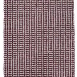 Temmy en bomullmatta i vinrött och vitt med ett skönt mönster från Svanefors i mått 160 x 230 cm.