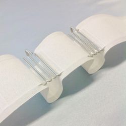 Veckband i bomull och polyester. Säljs/meter. Färg: Ecru som är en varmare vit ton och lite ljusare än den naturfärgade.