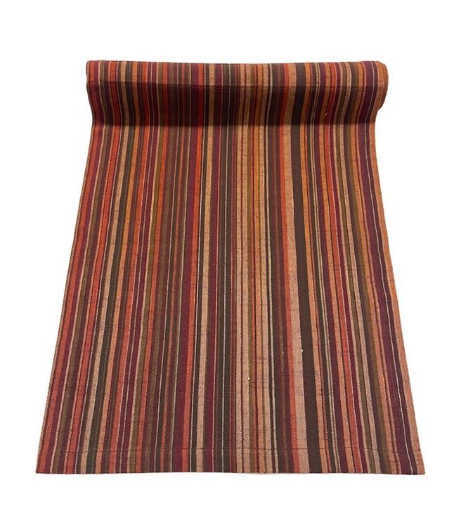Randig en rost och brunrandig bordlöpare i bomull, mått 34 x 139 cm.