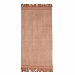 Line en matta med fransar i rostfärg och naturvitt i 100% bomull från Boel & Jan i mått 160 x 230 cm.