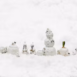Snövättebarnens snöbollskruka från Cult design. Färg: Vit med grå och beige inslag.