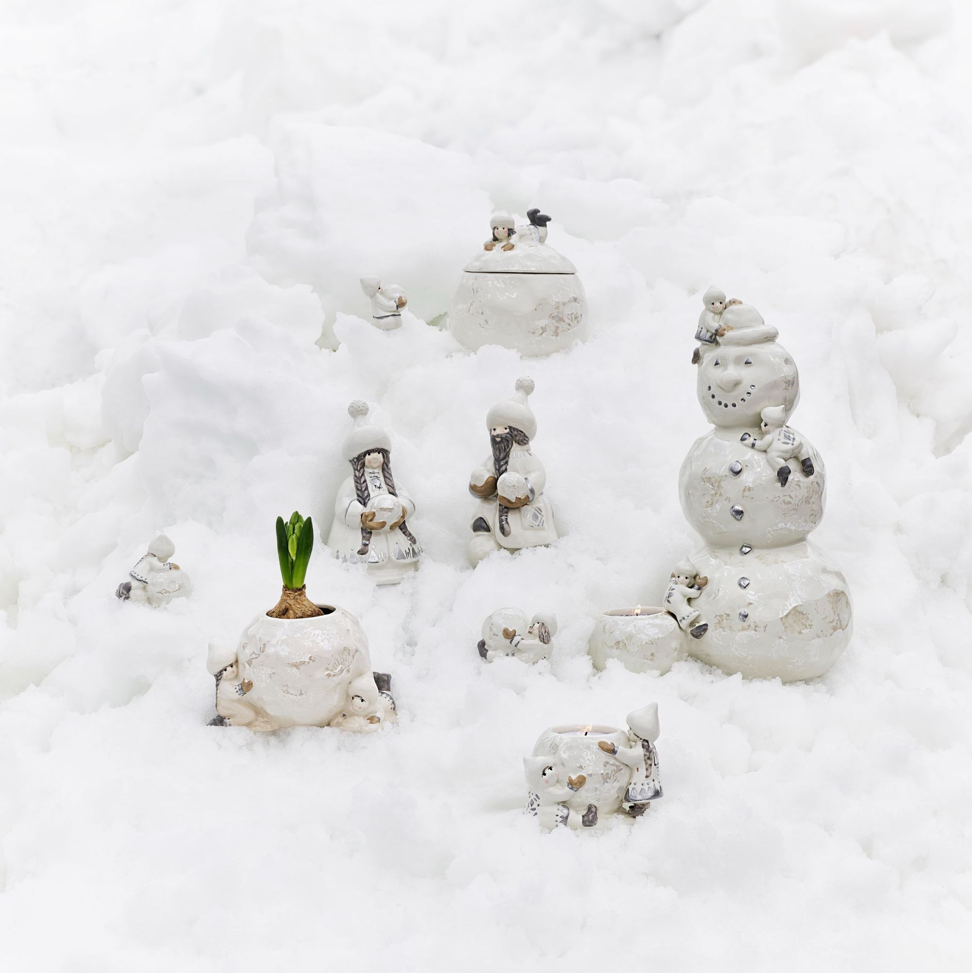 Snövättebarnens ljuslykta från Cult design. Färg: Vit med grå och beige inslag.