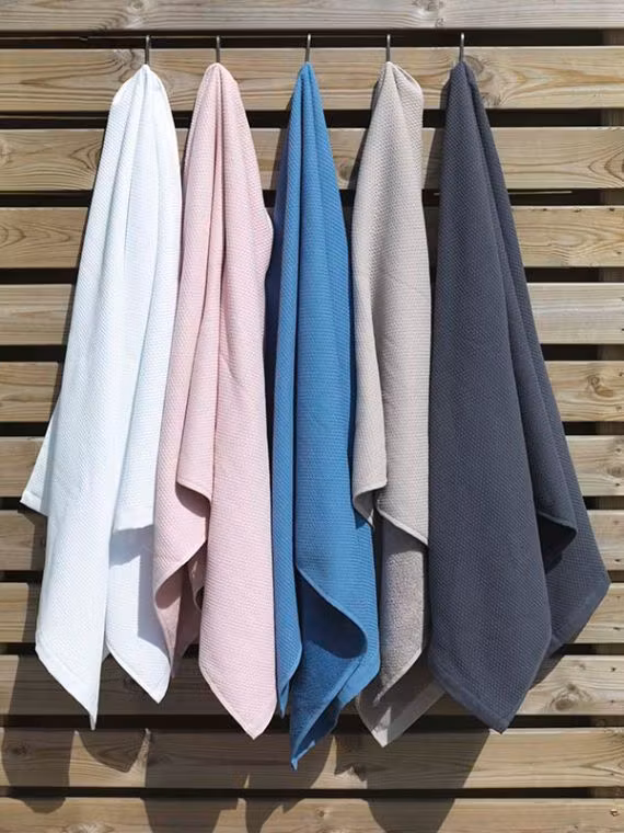 Waffle terry en rosa våfflad frottéhandduk i 100% bomull från Gripsholm, mått 50 x 70 cm.