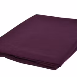 Underlakan i mörklila satin från Queen Anne i 100% bomull mått 180 x 260 cm.