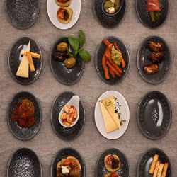 Orient Tapas sked 4-set från Cult design i färgen asphalt.