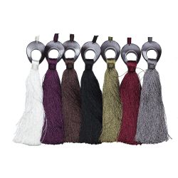 Mia ett gardinomtag/tassel. Färg: Lila.