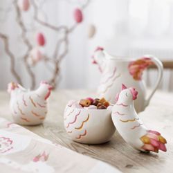 Hönan Hedvig ljuslykta från Cult design. Färg: Vit, rosa och gul.
