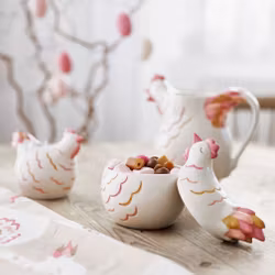 Hönan Hedvig kanna/tillbringare från Cult design. Färg: Vit, rosa och gul.
