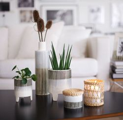 Ashi kruka S en härlig blomkruka från Cult design i färgerna vitt, grått och svart.