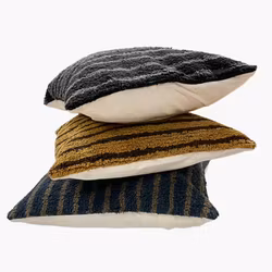 Serena ett randigt kuddfodral med tuftad framsida i petroleum med mullvadsfärgade ränder och naturfärgad baksida.