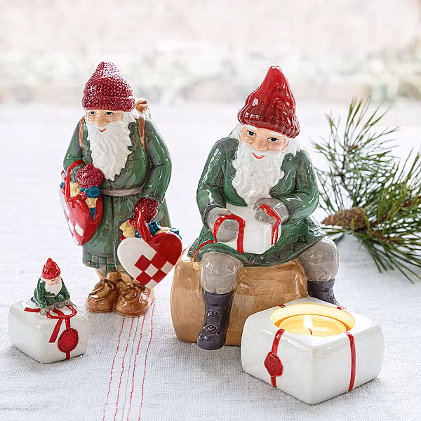 Julkalas lilltomten en porslinsfigur i grågrönt, vitt och rött från Cult design, höjd 17 cm.