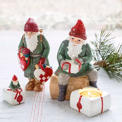 Julkalas lilltomten en porslinsfigur i grågrönt, vitt och rött från Cult design, höjd 17 cm.