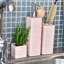 Kub Orient rosé en rosa diskmedelspump från Cult design, höjd 25 cm.