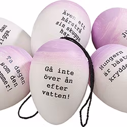 Påskägg/ordspråksägg i 6 pack i viol och vitt från Cult design att dekorera påskriset med, mått 6 cm.