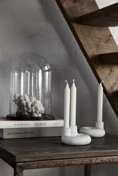 Tindra ljusstake stor för ett ljus är tillverkad i en eco mix bestående av kritpulver, kåda och överblivet papper som ger en fin känsla av hantverk från Boel & Jan i vitt och svart.