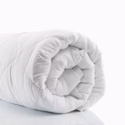 Thea ett svalt fibertäcke i vitt i mått 240 x 220 cm från Indusia design