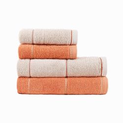 Riga en serie med beige badlakan handdukar i en tjock och slitstark bomullsfrotté från Indusia design.