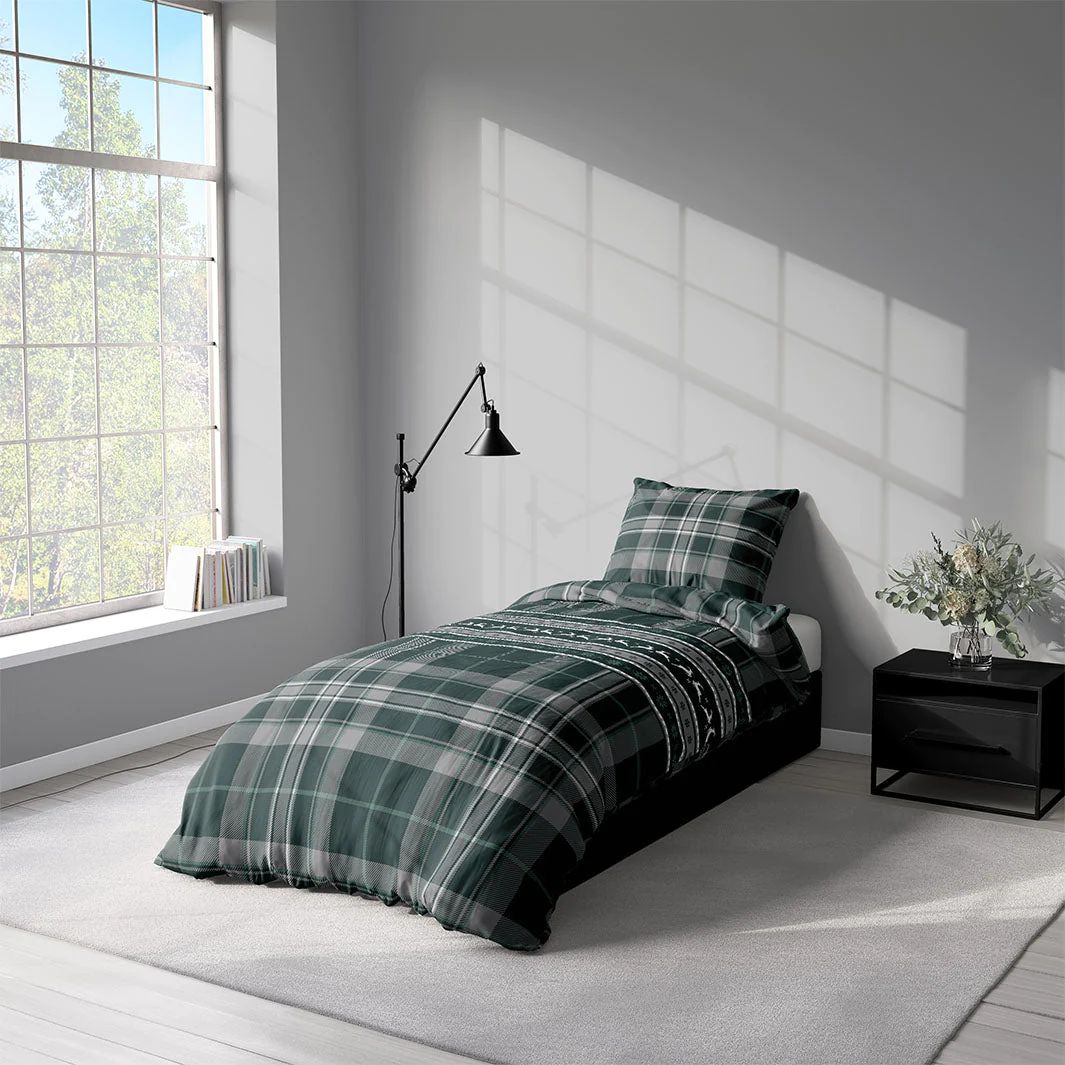 Noelle green ett vackert påslakanset i bomullsflanell i mått 140 x 200 cm i grönt och vitt med med knäppning i underkant, från Indusia design