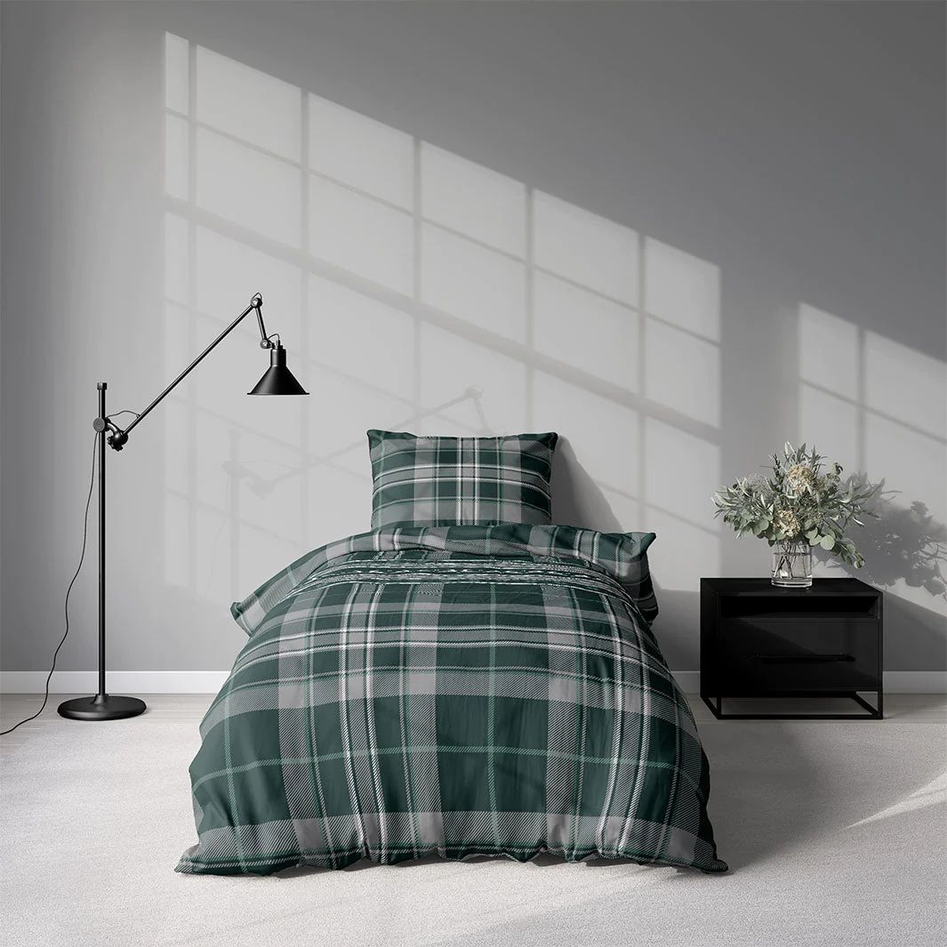 Noelle green ett vackert påslakanset i bomullsflanell i mått 140 x 200 cm i grönt och vitt med med knäppning i underkant, från Indusia design