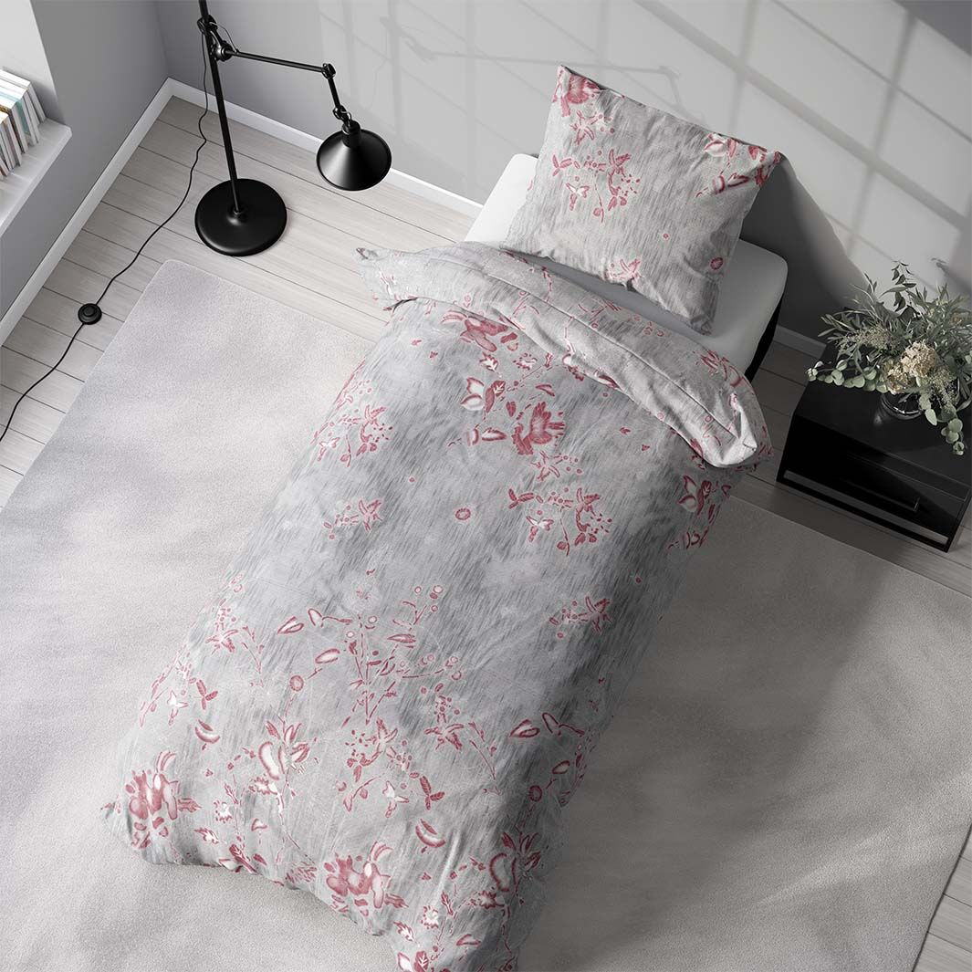 Wilbourne ett grått påslakansset i mått 140 x 220 cm med rosa och vita blommor i bomull med dragkedja i botten, från Indusia design