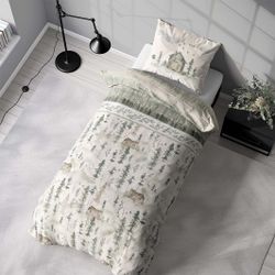 Village ett vitt påslakanset i mått 140 x 200 cm med ett grönt mönster i bomull med dragkedja i botten, från Indusia design
