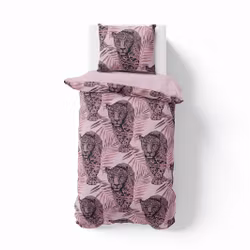 Leo pink ett rosa påslakanset i bomull i storlek 140 x 200 cm med ett leopardmönster med knäppning i botten, från Indusia design