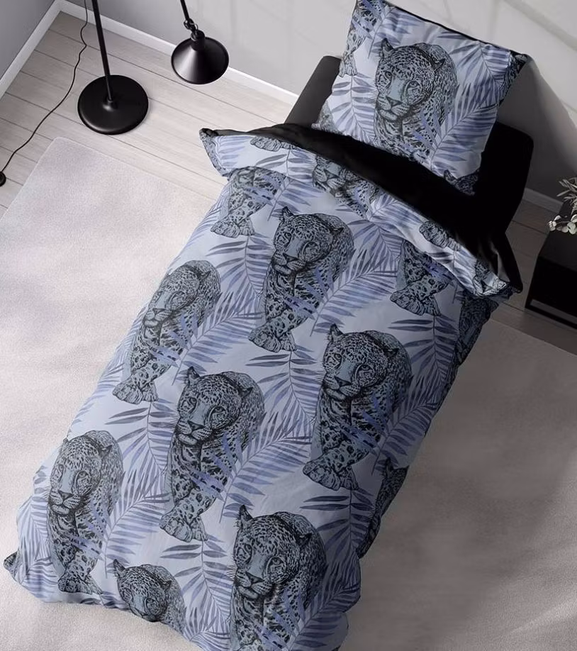 Leo blue ett blått påslakanset i mått 140 x 200 cm med ett loepardmönster i bomull med knäppning i botten, från Indusia design