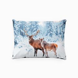 Winter deer ett örngott i bomullsflanell i mått 50 x 60 cm med ett naturmönster i vitt och blått, från Indusia design