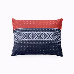 Embla blue & red ett örngott i bomull i mörkblått, rött och vitt i mått 50 x 70 cm, från Indusia design