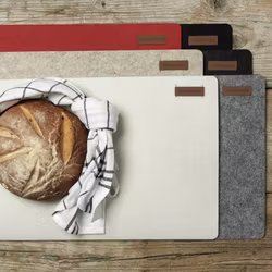 Marvin en vit tablett i filt från Noble house mått 30 x45 cm