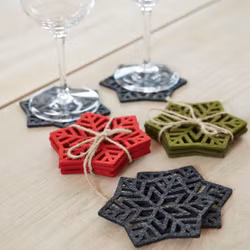 Star ett set med 4 st gröna glasunderlägg i filt från Nobel house mått 11 x 11 cm