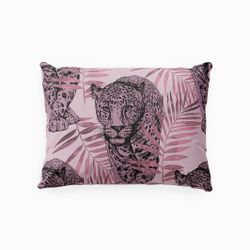 Leo pink örngott 50 x 70 cm bomull med ett svart leopardmönster Indusia design