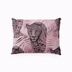 Leo pink örngott 50 x 70 cm bomull med ett svart leopardmönster Indusia design