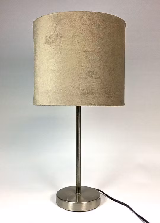 Kopia Hannes en bordslampa i borstad stål med en mullvadsfärgad lampskärm i sammet med E14 sockel från Interiörhuset, mått höjd 46,5 cm.