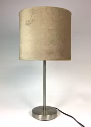 Kopia Hannes en bordslampa i borstad stål med en mullvadsfärgad lampskärm i sammet med E14 sockel från Interiörhuset, mått höjd 46,5 cm.
