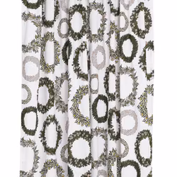 Fritz ett ljust och fräscht gardinset med kanaler i vitt med gröna julkransar från Svanefors.