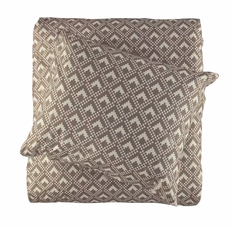 Gusten ett påslakanset i 100% bomull och två delar från Gripsholm i beige och brunt. Mått 150 x 210 cm. Örngott 50 x 60 cm.