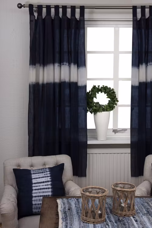 REA! Batikfärgat gardinset med två längder. Mått 2 x 140 x 240 cm.