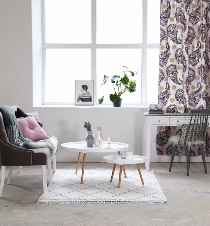 Maggan ett gardinset i 100% bomull med en linnefärgad botten och ett mönster i gult och lila med multiband från Svanefors, mått 2 x 145 x 250 cm.