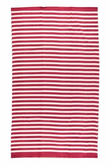Java stripe ett badlakan i röd och vitrandig frotté i 100 bomull från Noble house, i mått 90 x 150 cm.