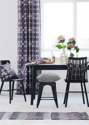 Vidde ett gardinset i 100% bomull i plommon och vitt i lite vintagestuk med multiband från Svanefors, mått 2 x 130 x 250 cm.