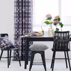 Vidde ett gardinset i 100% bomull i plommon och vitt i lite vintagestuk med multiband från Svanefors, mått 2 x 130 x 250 cm.