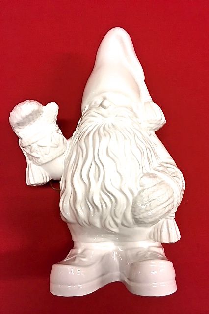 Vintertomten senior är en vit tomte i porslin från Cult design, höjd ca 37 cm.